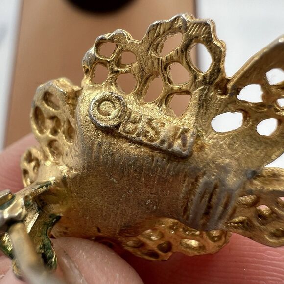 VINTAGE BSK - BRUSHED GOLDTONE CUT-OUT CURVED LEAF EARRINGS - CLIP-ON Rhinestone - Picture 5 of 6